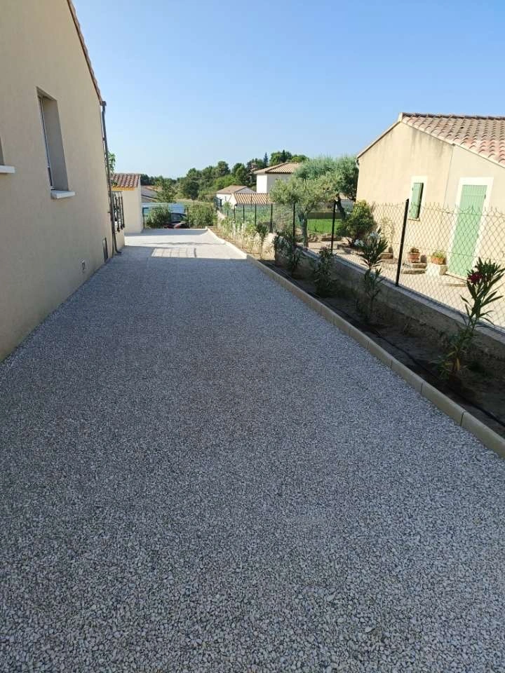 Terrassement d'une allée à Montélimar après travaux