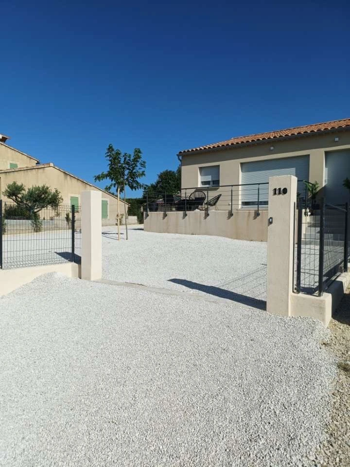 Terrassement d'une allée après travaux à Montélimar